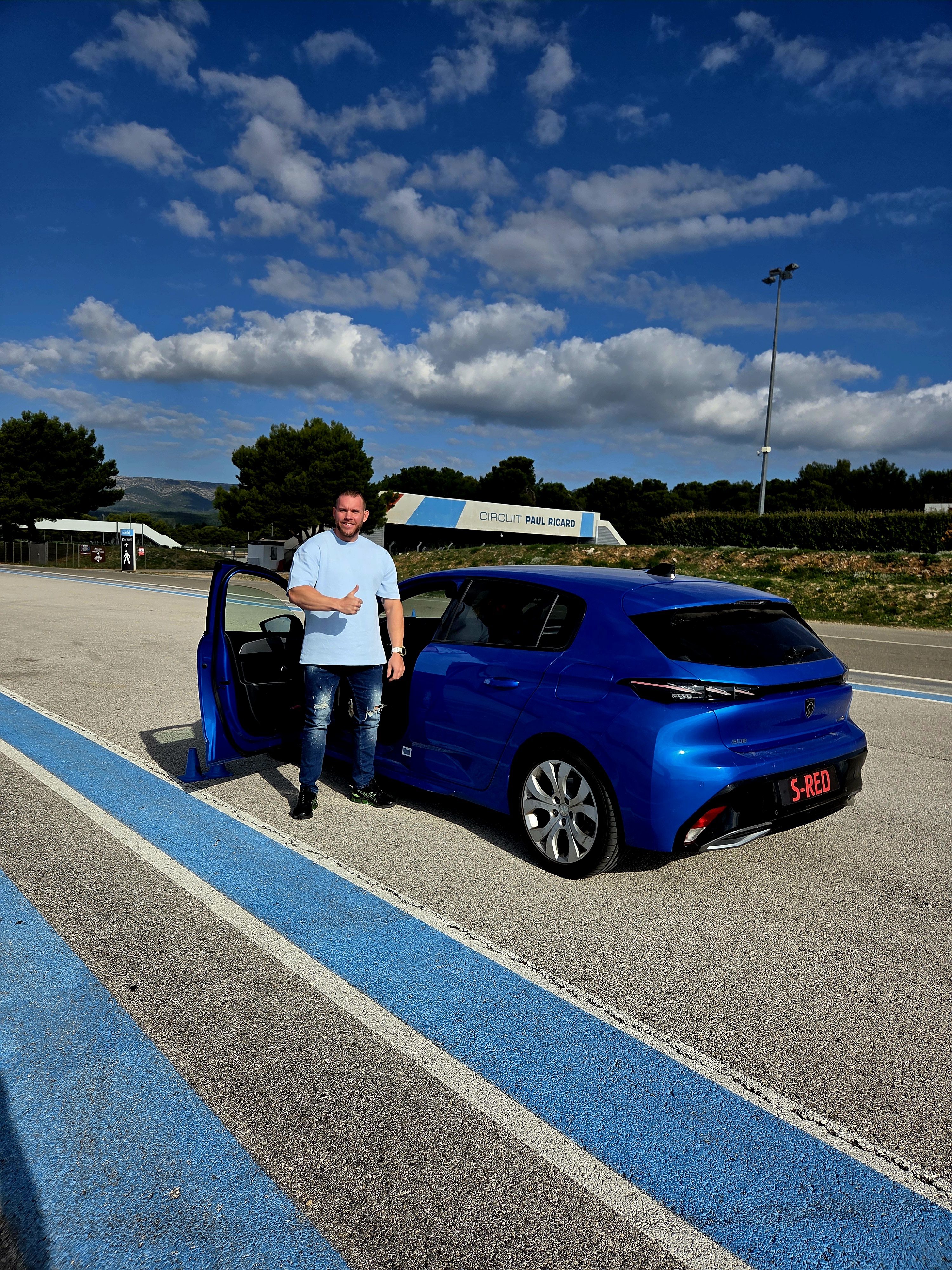 Conduire l’excellence : stage et validation par diplôme de pilotage pour chauffeurs d’autorités et de hautes personnalités VIP .