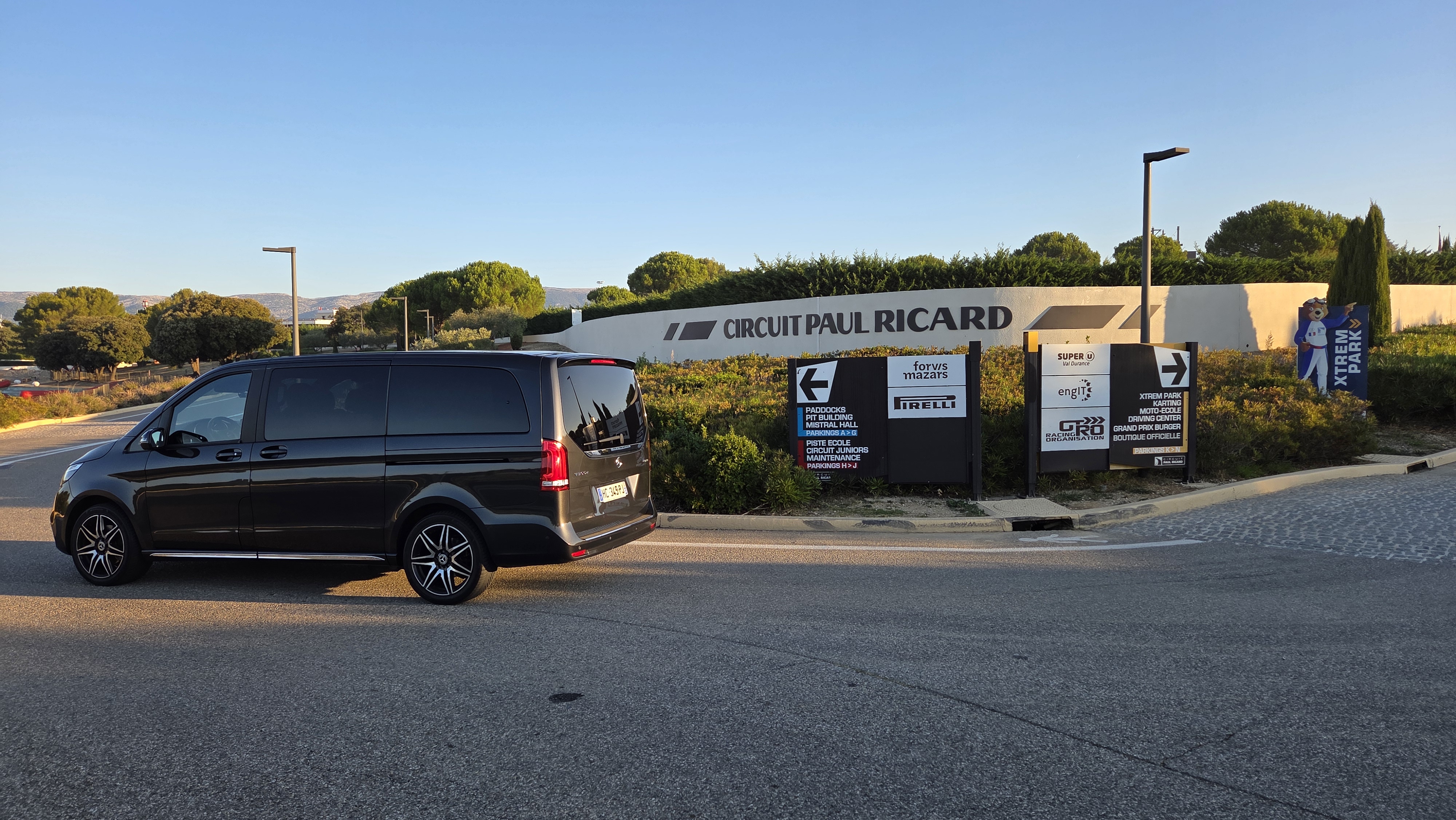 Conduire l’excellence : stage et validation par diplôme de pilotage pour chauffeurs d’autorités et de hautes personnalités VIP .