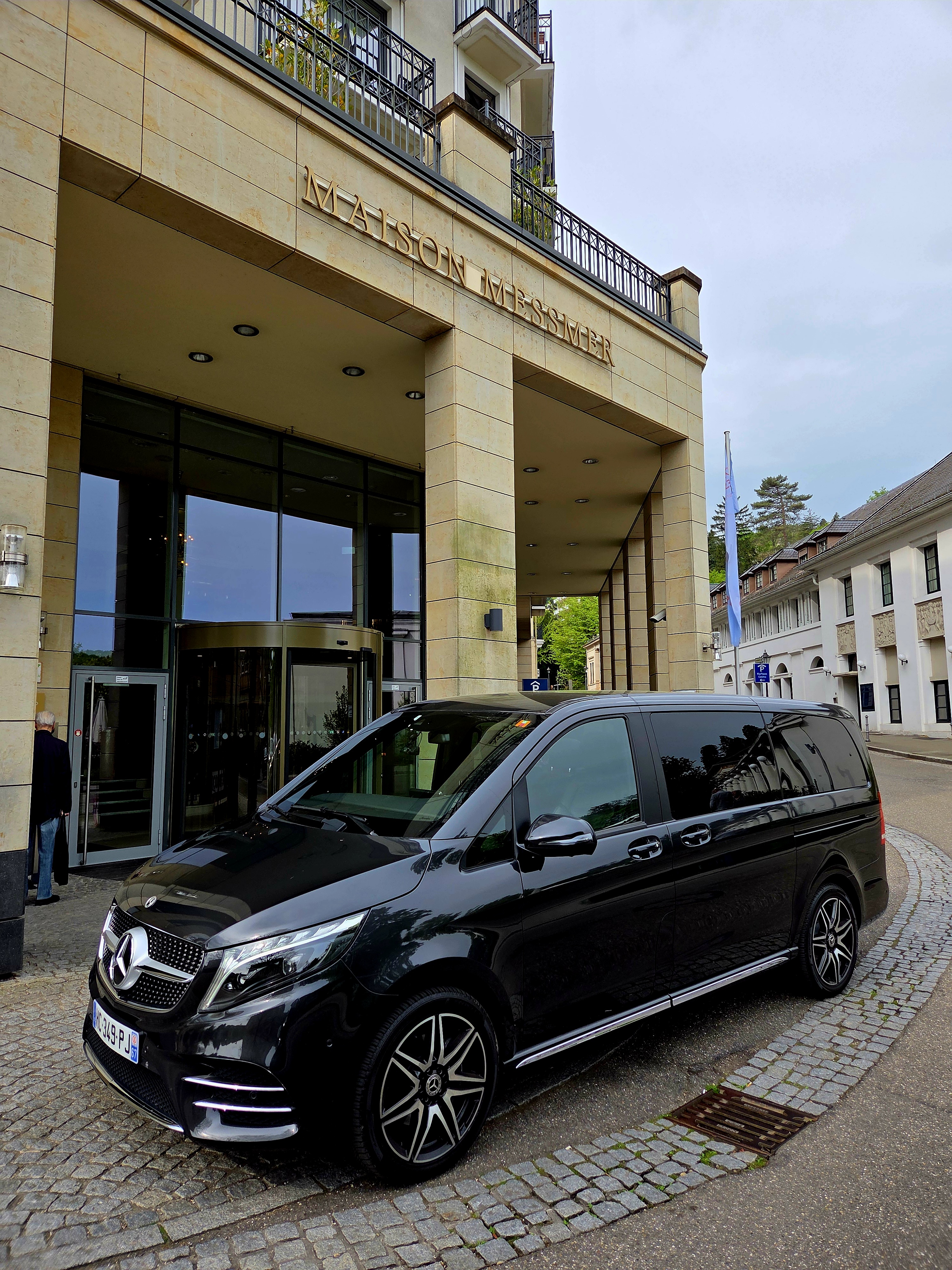 Prestige & Discrétion : Transport VIP depuis la Maison Messmer à Baden-Baden vers la Concession BUGATTI en FRANCE