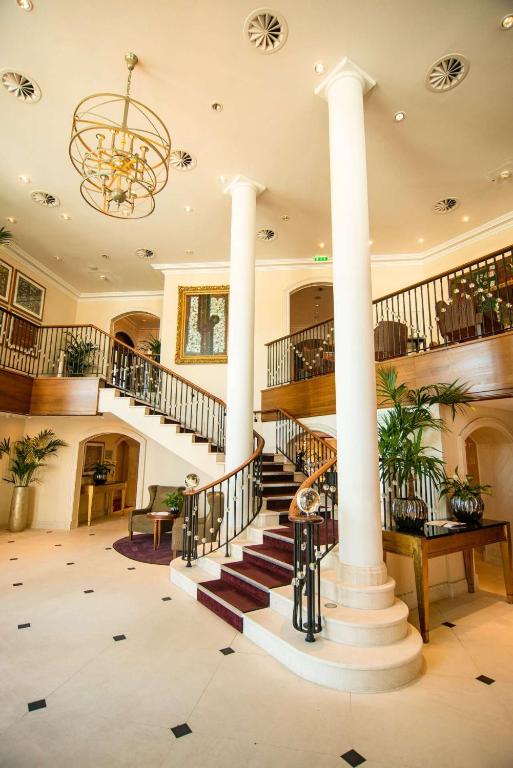 Prestige & Discrétion : Transport VIP depuis la Maison Messmer à Baden-Baden vers la Concession BUGATTI en FRANCE