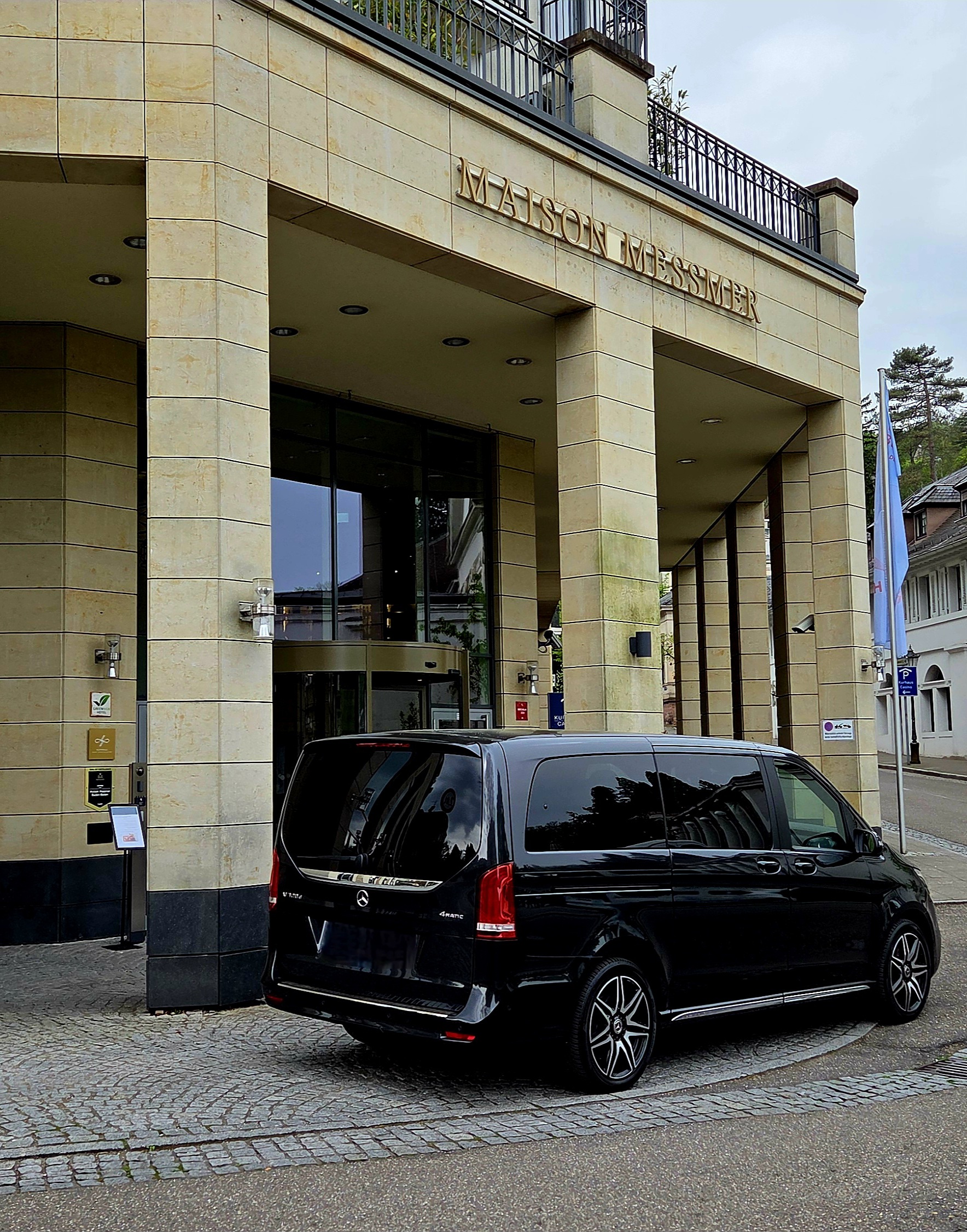 Prestige & Discrétion : Transport VIP depuis la Maison Messmer à Baden-Baden vers la Concession BUGATTI en FRANCE